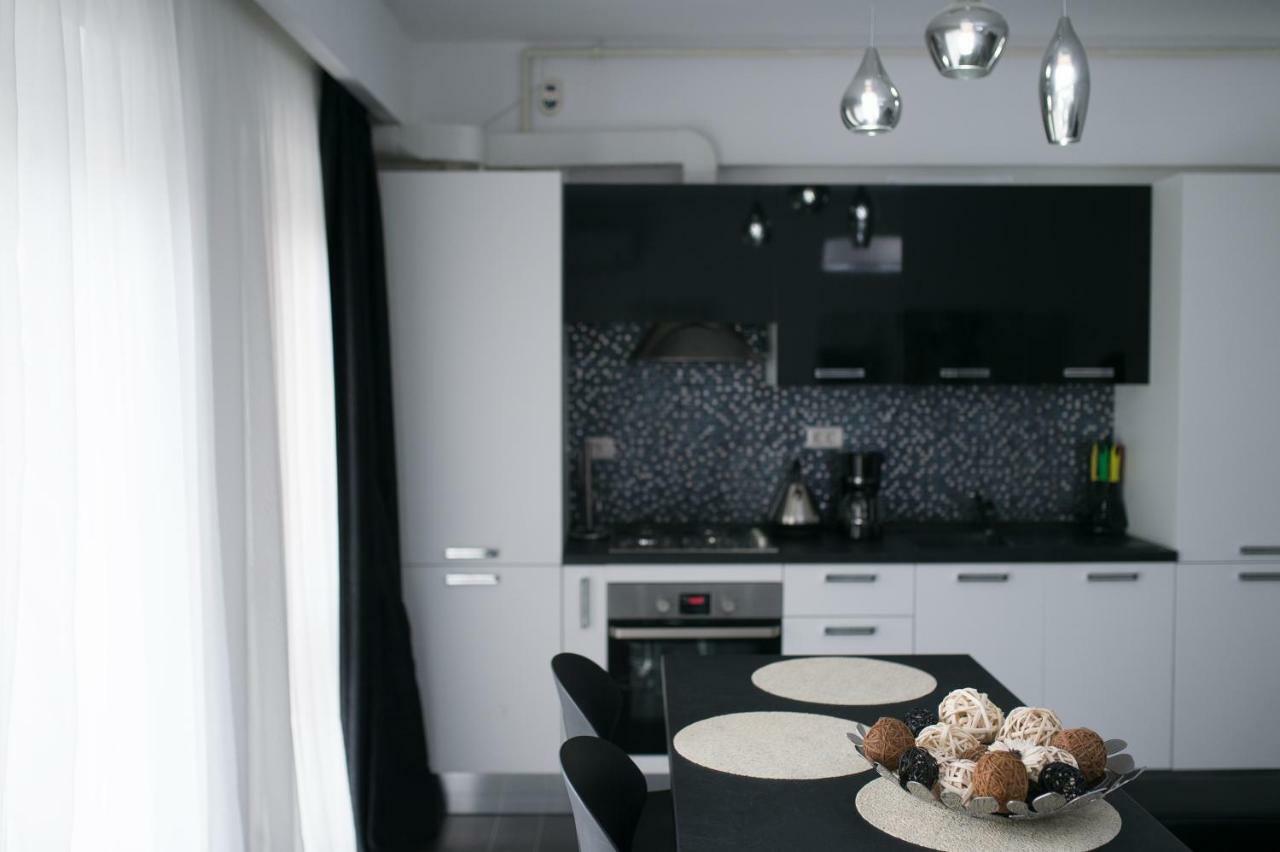Apartel Black & White นาโวดาริ ภายนอก รูปภาพ