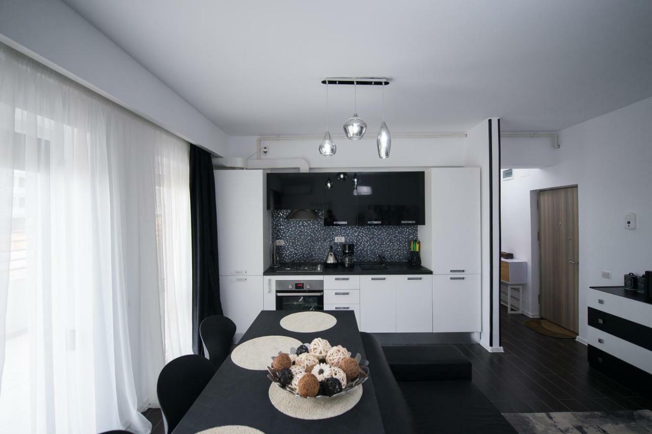 Apartel Black & White นาโวดาริ ภายนอก รูปภาพ