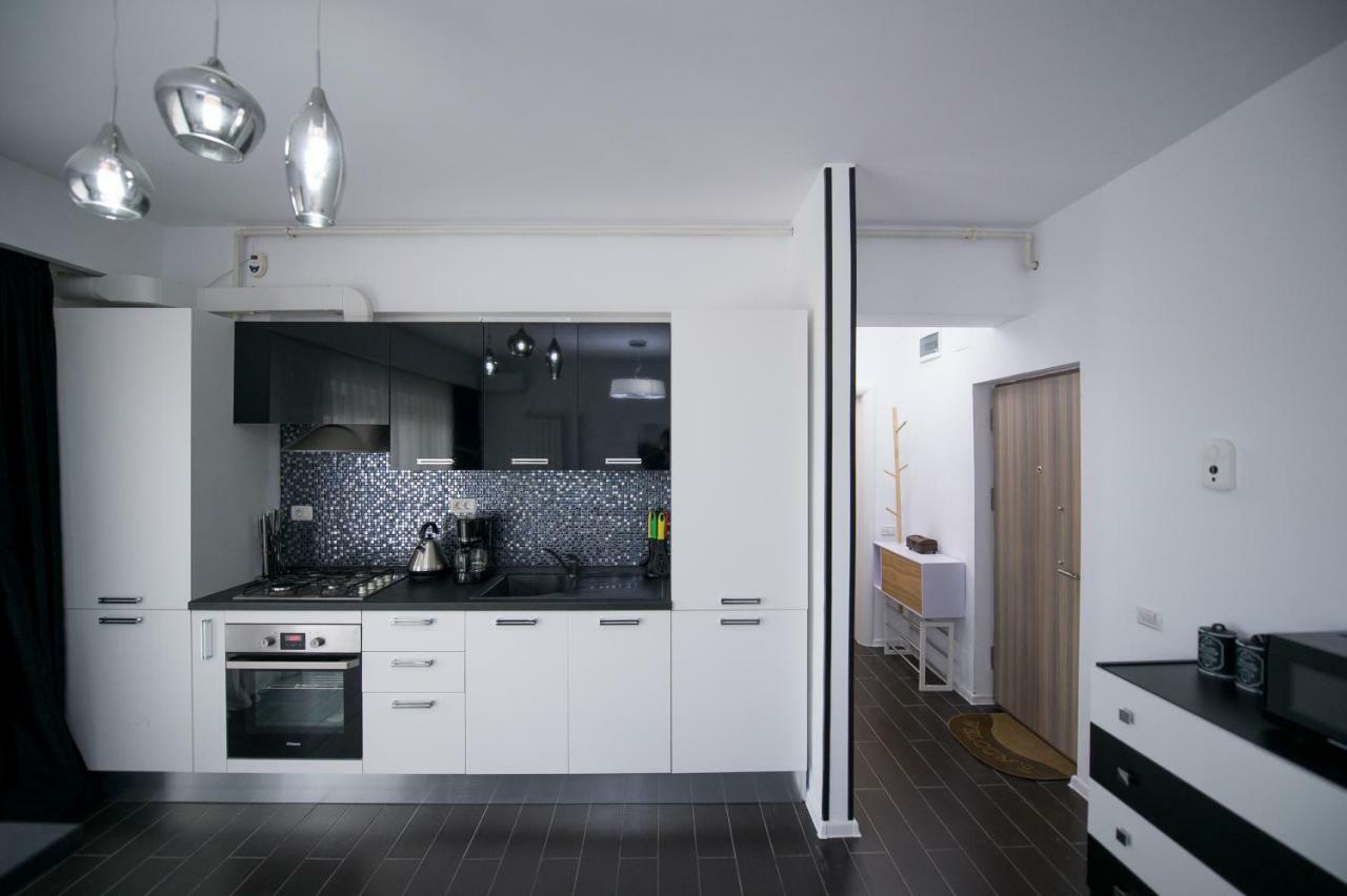 Apartel Black & White นาโวดาริ ภายนอก รูปภาพ